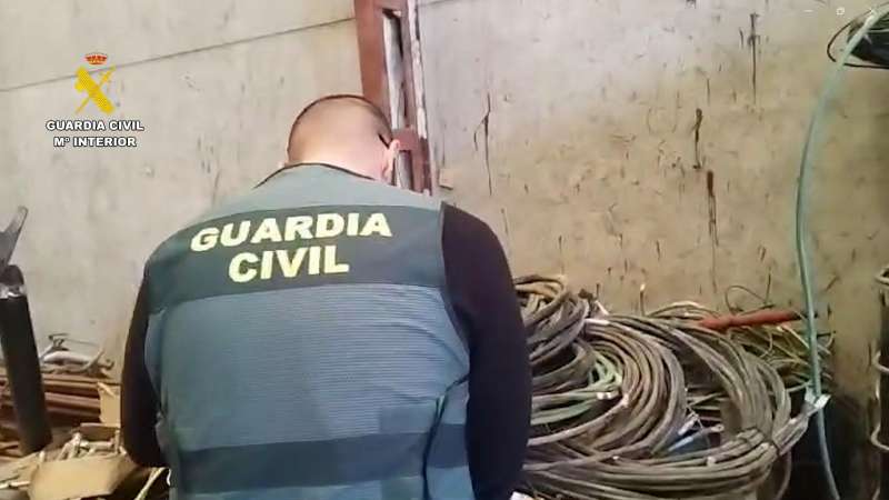 Un agente de la Guardia Civil, durante la operacin. EFE