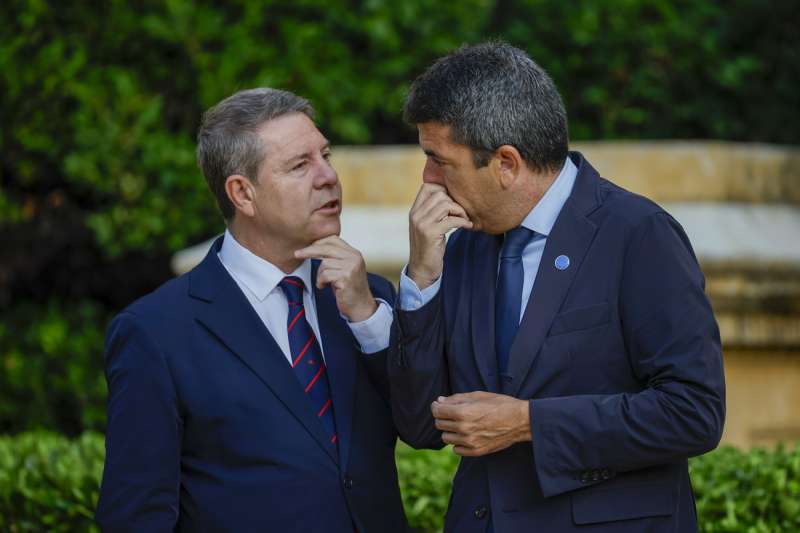 Los presidentes de Castilla-La Mancha, Emiliano Garca Page (i), y el de la Generalitat Valenciana, Carlos Mazn, conversan antes del inicio de la la XXVIII Conferencia de Presidentes. EFE Alberto Estevez

