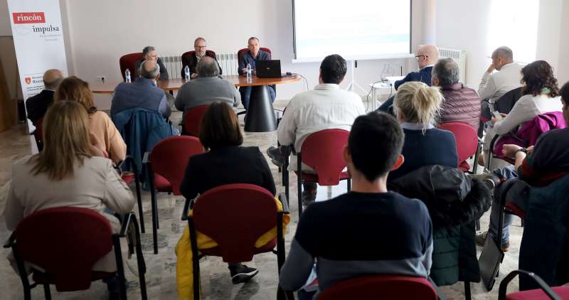 El diputado de Desarrollo Rural, Avelino Mascarell, se reúne con alcaldes y agentes socioeconómicos de la comarca para anunciar la elaboración de un programa estratégico a corto y medio plazo. /EPDA