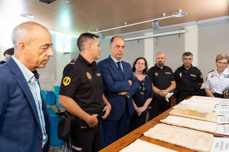 La Polica de la Generalitat recupera los manuscritos para el patrimonio histrico  Foto: Generalitat Valenciana