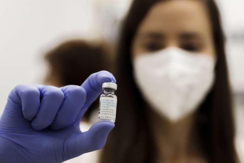 Una enfermera muestra un vial de la vacuna contra la viruela del mono. /EFE /Luis Millán