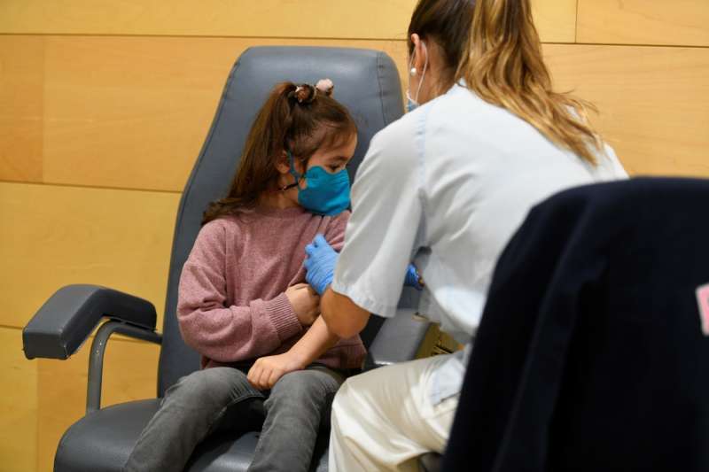 Una niÃ±a recibe una vacuna, en una imagen de archivo. EFE/VÃ­ctor Lerena

