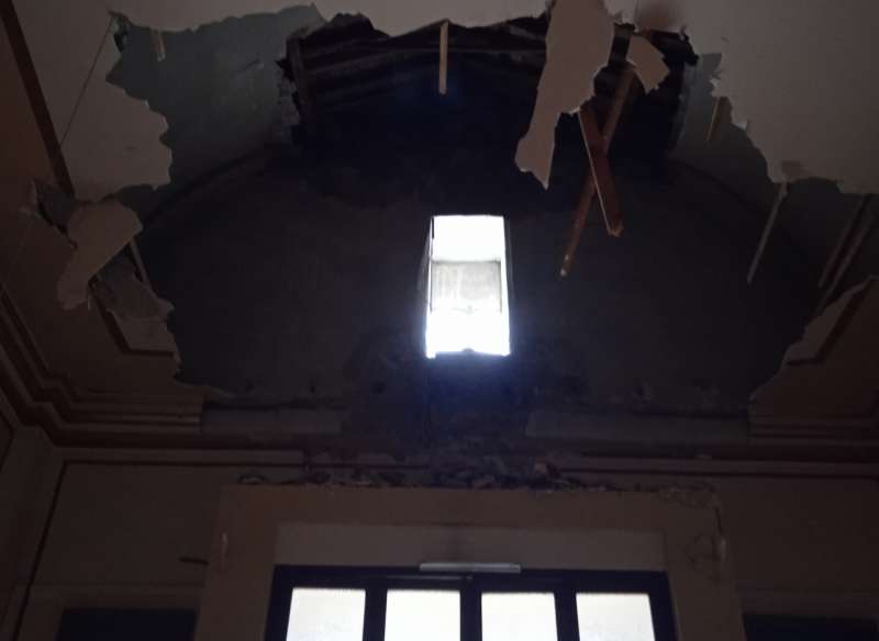 Una de las bóvedas y parte del techo de la ermita de San Antonio, en el barrio de les Barraques de Carcaixent, se han hundido sin producir daños personales. /EFE