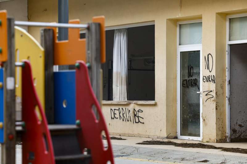 En la imagen un colegio de la localidad de Alfafar con varias advertencias de no entrar debido a su estado.Archivo EFEAna Escobar
