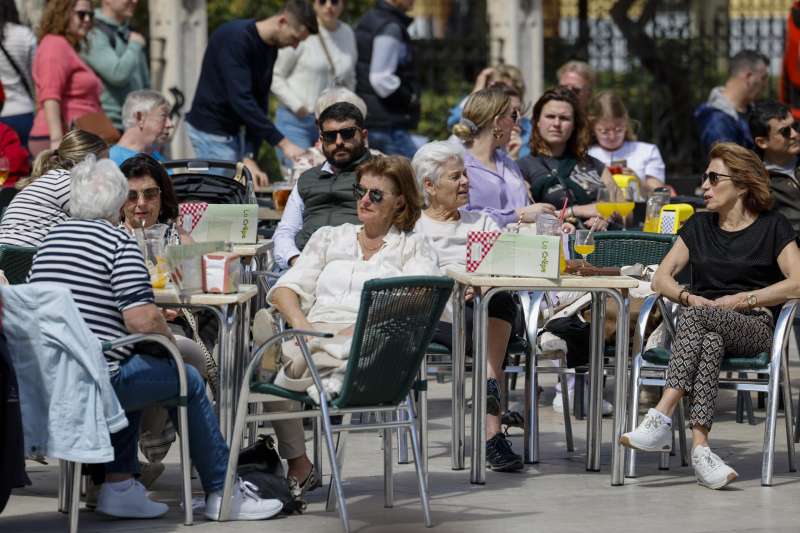 Un gran número de personas disfruta del día soleado en una terraza del centro de la ciudad cuando casi toda España está en aviso este martes por lluvias, nevadas, rachas fuertes de viento o fuerte oleaje, en una jornada con un descenso acusado de las temperaturas. EFE/Ana Escobar