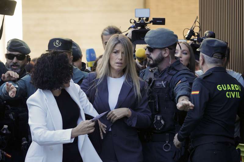 Maribel Vilaplana, la periodista que comi con el president de la Generalitat, Carlos Mazn, el 29 de octubre de 2024, el da de las inundaciones que causaron 229 muertos, a su llegada este lunes a los juzgados de Catarroja. EFEManuel Bruque
