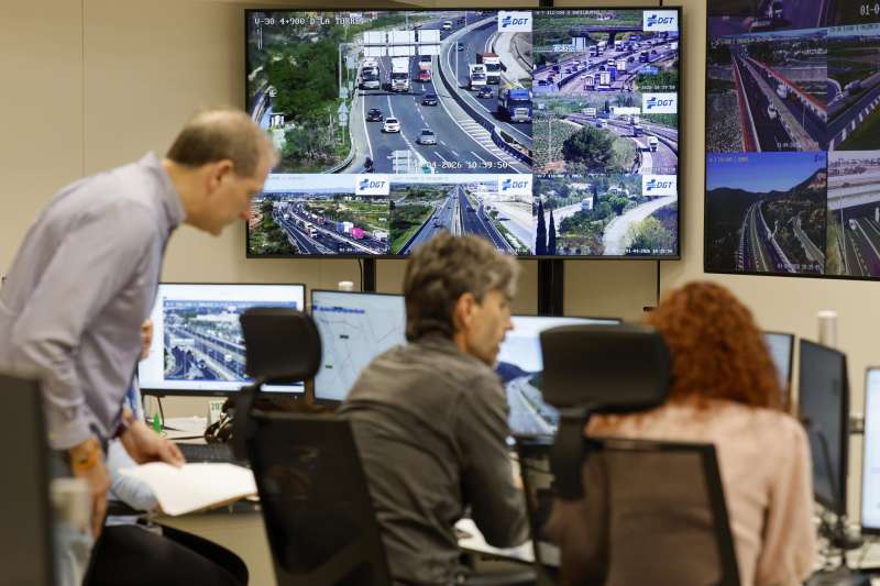 Varios operarios trabajan en el Centro de Gesti�n de Tr�fico de Levante en la Jefatura provincial de Tr�fico durante este mi�rcoles en el que la delegada del Gobierno, Pilar Bernab�, ha presentado la Operaci�n Especial de Tr�fico de Semana Santa. EFEAna Escobar