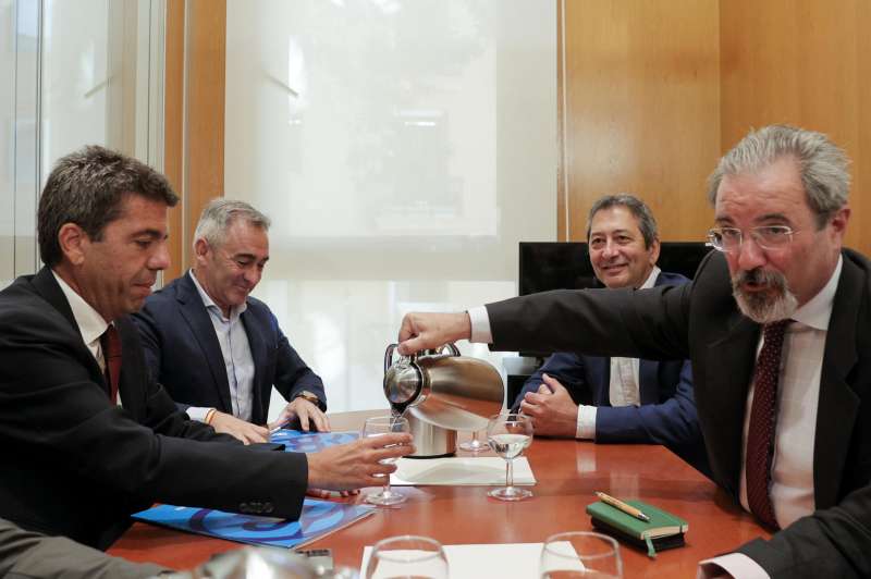 Imagen de archivo de la reunión entre el PP y Vox para negociar la investidura de Carlos Mazón como president de la Generalitat Valenciana. /EFE
