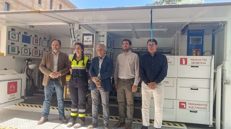 El ecoparque mvil instalado en el barrio de Nou Moles y los responsables de gestin de residuos.EPDA