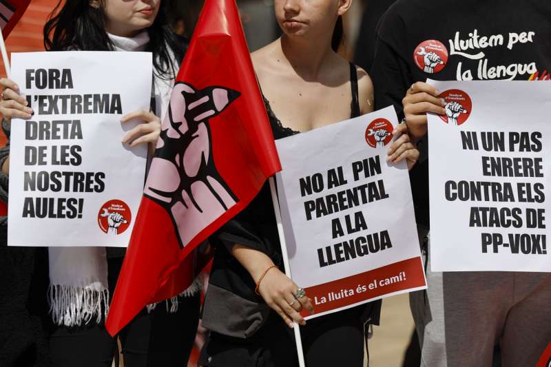 Detalle de unas pancartas durante la manifestación celebrada por el Sindicat d