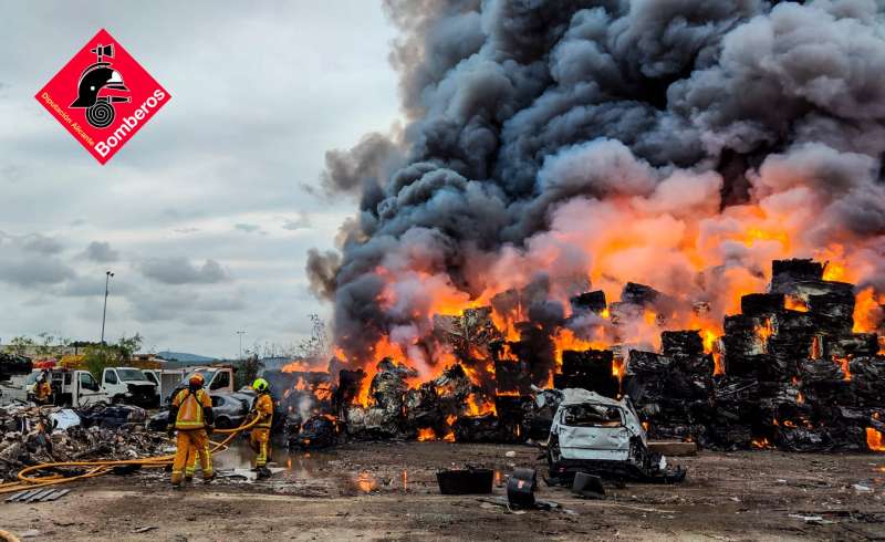 Imagen del incendio este sábado. EFE/Consorcio Bomberos de Alicante