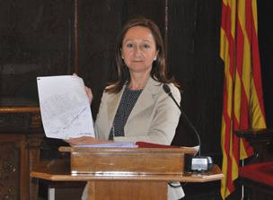 La edila de Comercio muestra el plano con la ubicación. EPDA La edila de Comercio muestra el plano con la ubicación. EPDA