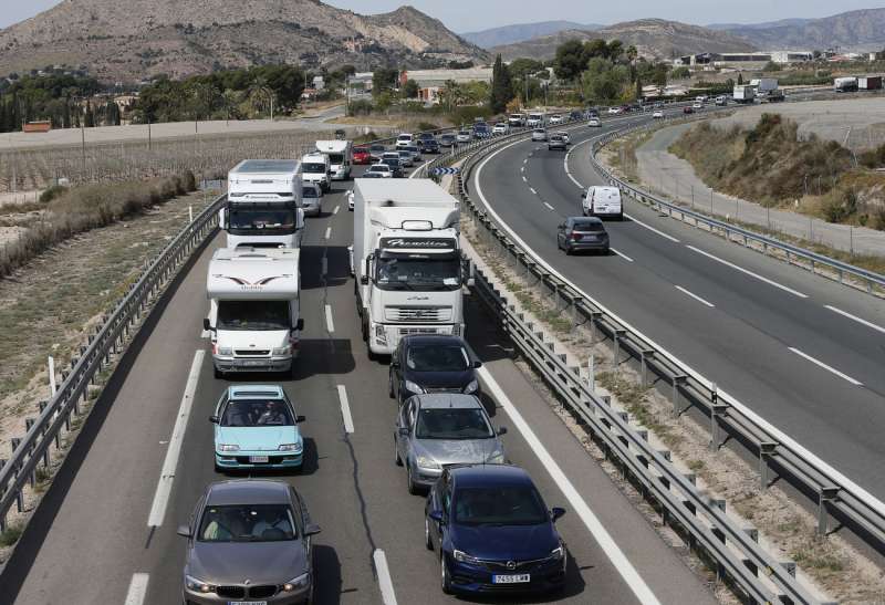 Imagen de archivo de una autovía en Alicante. EFE/ Manuel Lorenzo
