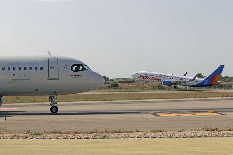 Aviones en las pistas de despegue y aterrizaje del aeropuerto internacional de Alicante-Elche, en una imagen de archivo. EFE/Morell
