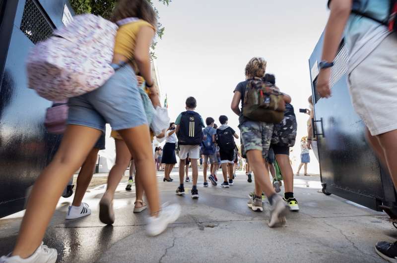 Alumnos entrando en un colegio de Tomares (Sevilla) con motivo del comienzo del curso escolar. EFE Pepo HerreraArchivo

