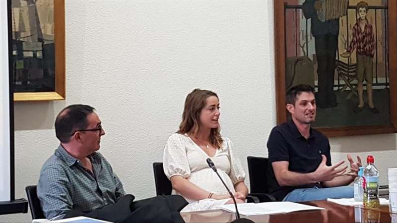 Imagen cedida por el Ayuntamiento con los artistas Alejandro Santaeulalia (i) y Dulk (d), que firmarán la falla municipal grande de 2021. EFE