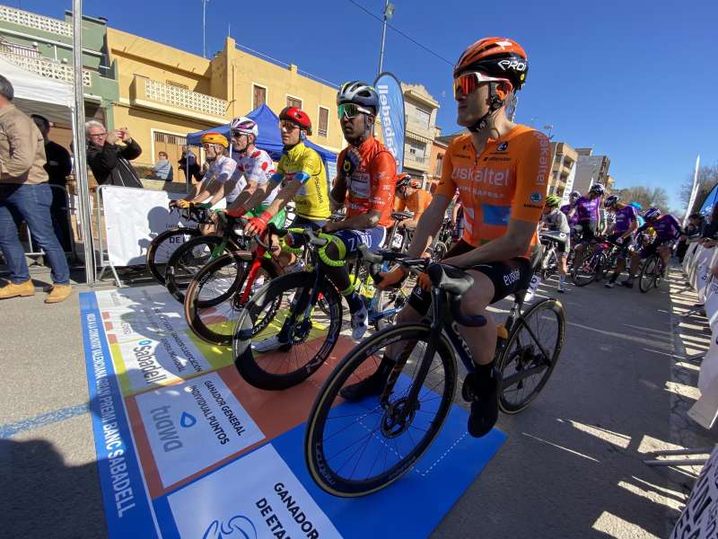 Momentos previos a la salida de la tercera etapa de la Vuelta a la Comunitat Valenciana en B�tera. /JUDITH CELMA