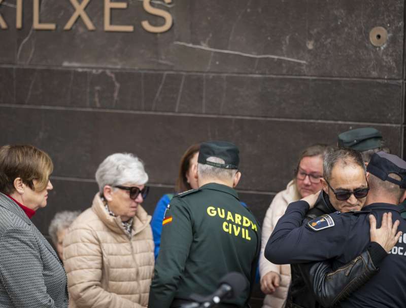 El hermano de la mujer asesinada junto a su hija de 12 a�os recibe consuelo al finalizar los cinco minutos de silencio guardados en su memoria en Xilxes (Castell�n) el pasado 18 de febrero. EFEAndreu EstebanArchivo
