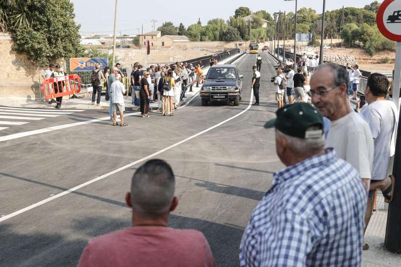 Vecinos y autoridades observan los primeros vehculos que cruzan el histrico puente del siglo XIX que une las localidades de Alaqus y Torrent, que ha reabierto al trfico casi diez meses despus de la dana que lo destroz. EFEManuel Bruque