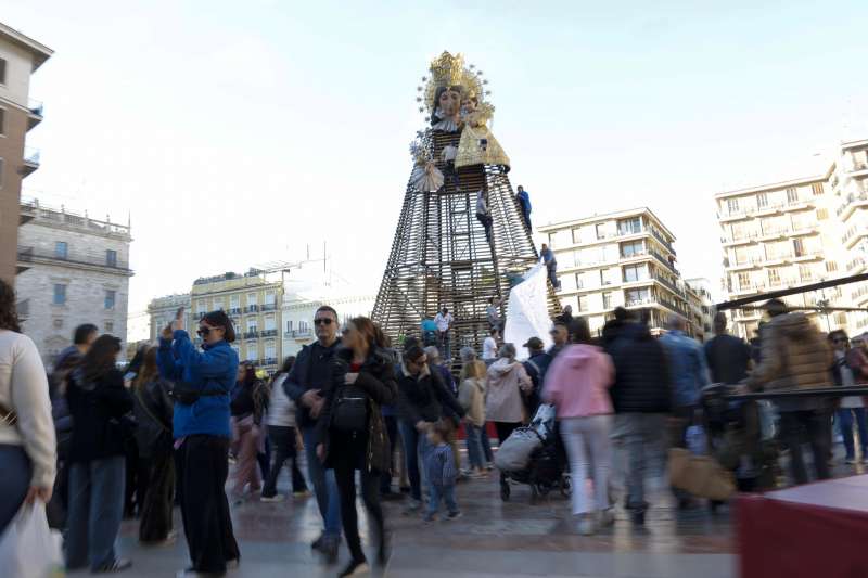 Un gran n�mero de personas pasea alrededor del catafalco de la virgen. EFEManuel Bruque
