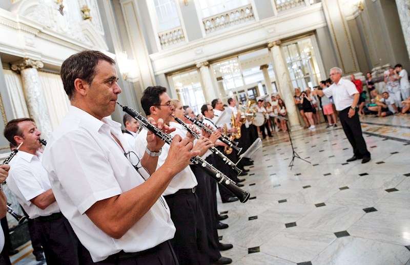  La banda municipal toca en el salón de cristal del Ayuntamiento de València, en una imagen de archivo. /EFE