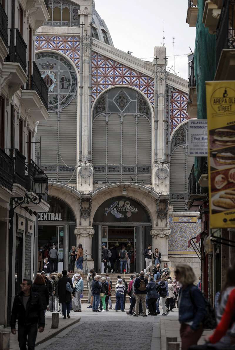 Turistas, vecinos y paseantes ante la puerta del Mercado Central. EFE/Manuel Bruque/Archivo
