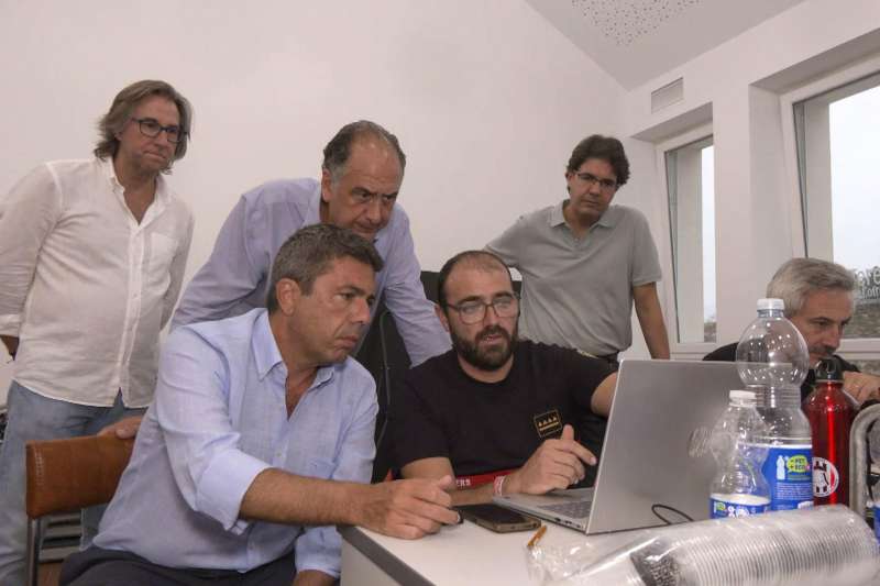 El president de la Generalitat, Carlos Mazn (2i), este mircoles, en el Puesto de Mando Avanzado (PMA) del incendio forestal de Teresa de Cofrentes  Foto: EFE
