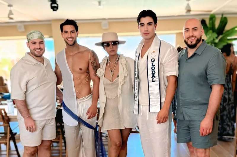 La diseadora Marianne Roa con Mister Global en la playa de La Pobla. EPDA