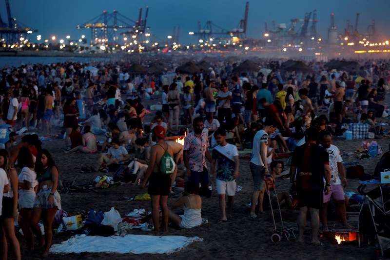 Imagen de archivo de la noche de San Juan en la playa de la Malvarrosa de València en 2019. /EFE