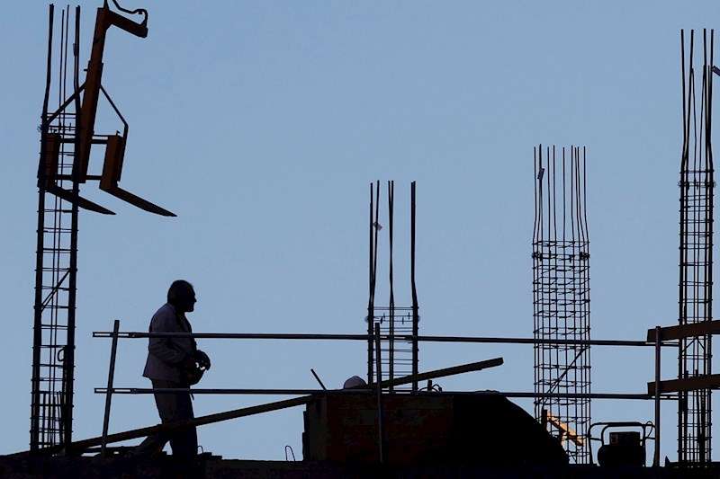 Un obrero trabaja en un edificio en construcción en Valencia. /EFE

