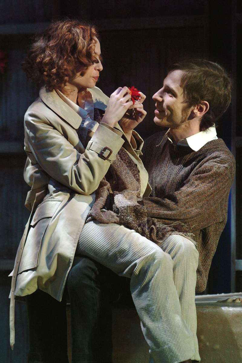 Imagen de archivo de la actriz Cristina Fenollar (izqda.) y el actor Rubn Ochandiano (dcha.) durante el pase grfico de la obra teatral de Antonio Gala Los verdes campos del Edn. EFEGUSTAVO CUEVAS
