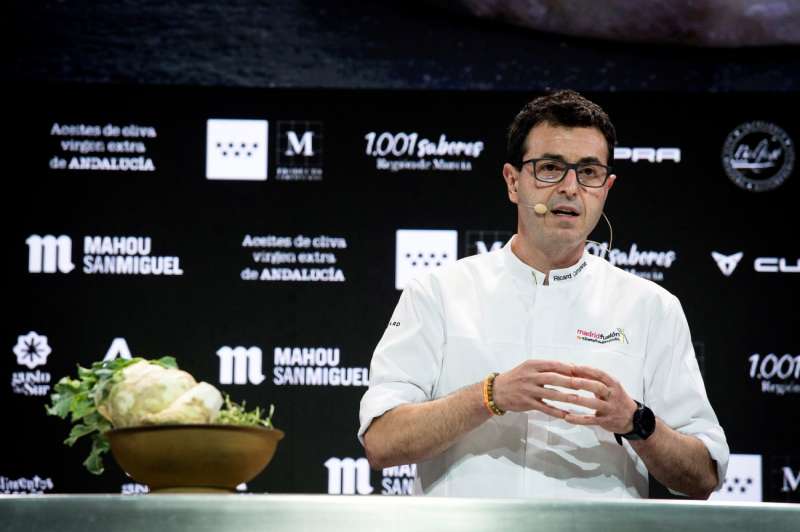 Imagen de archivo del chef valenciano Ricard Camarena durante una ponencia en Madrid Fusión. EFE/Luca Piergiovanni
