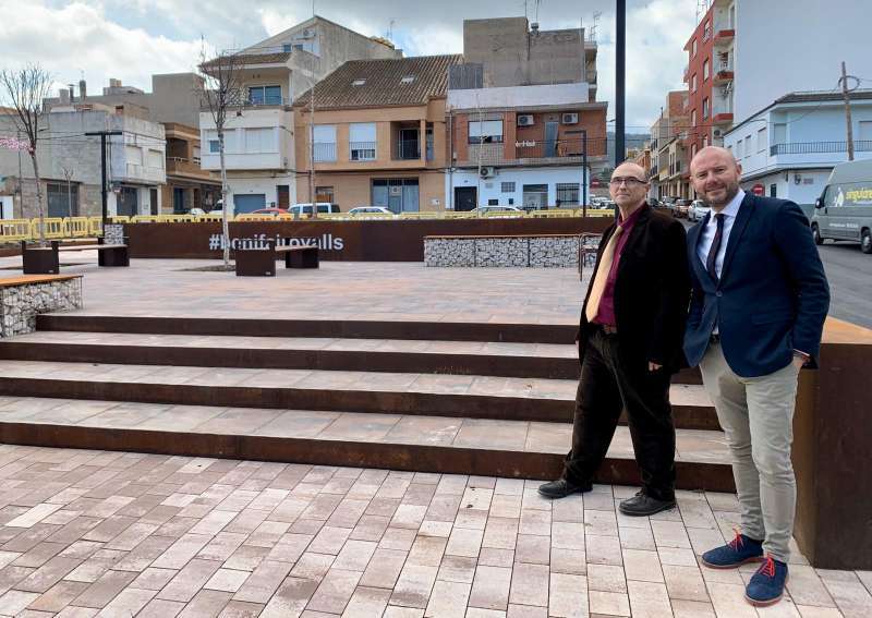 El alcalde de Benifairó con el presidente de la Diputación de València en una visita al municipio.