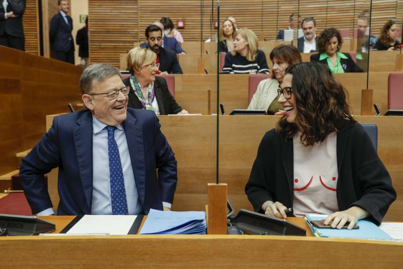 El president de la Generalitat, Ximo Puig, y la vicepresidenta, Aitana Mas, al inicio de la sesión de control en Les Corts. EFE/ Manuel Bruque
