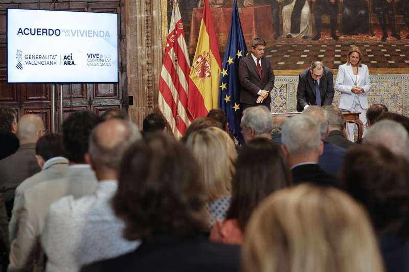  El president de la Generalitat, Carlos Mazn, asiste a la presentacin y firma del Acuerdo por la Vivienda de la Comunitat Valenciana. EFEManuel Bruque