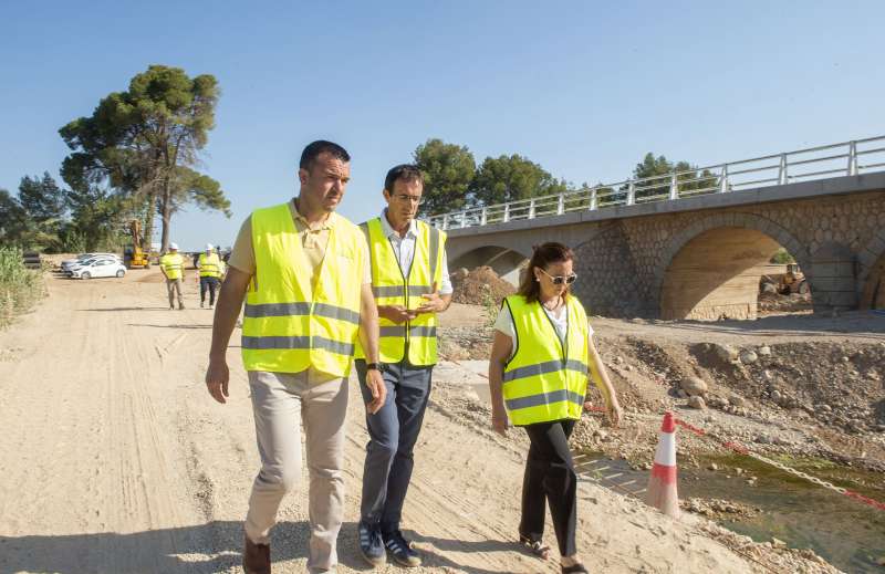 El president de la Diputació, Vicent Mompó, y la diputada Reme Mazzolari inauguran las obras. / EPDA