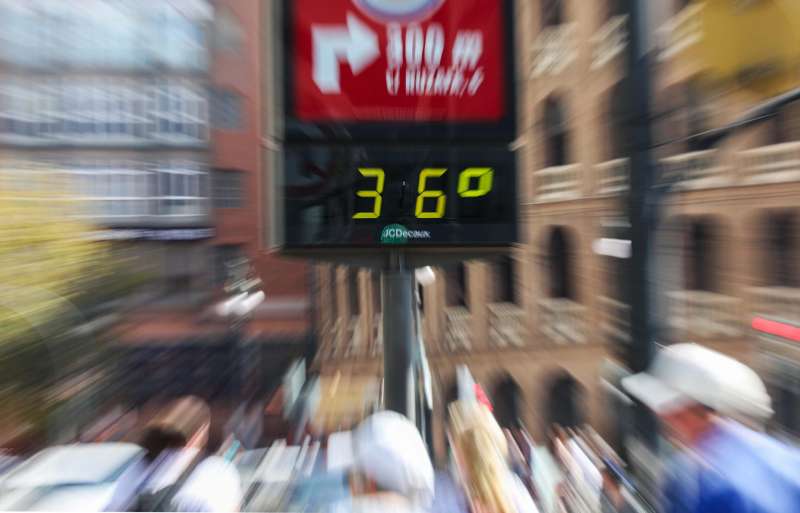 Un termmetro marca 36 grados en el centro de la ciudad de Valencia. EFEAna Escobar
