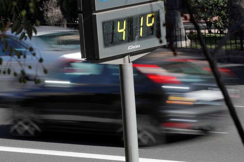 Un termómetro marca 41 grados centígrados en el centro de la ciudad de València. EFE/Kai Försterling/Archivo
