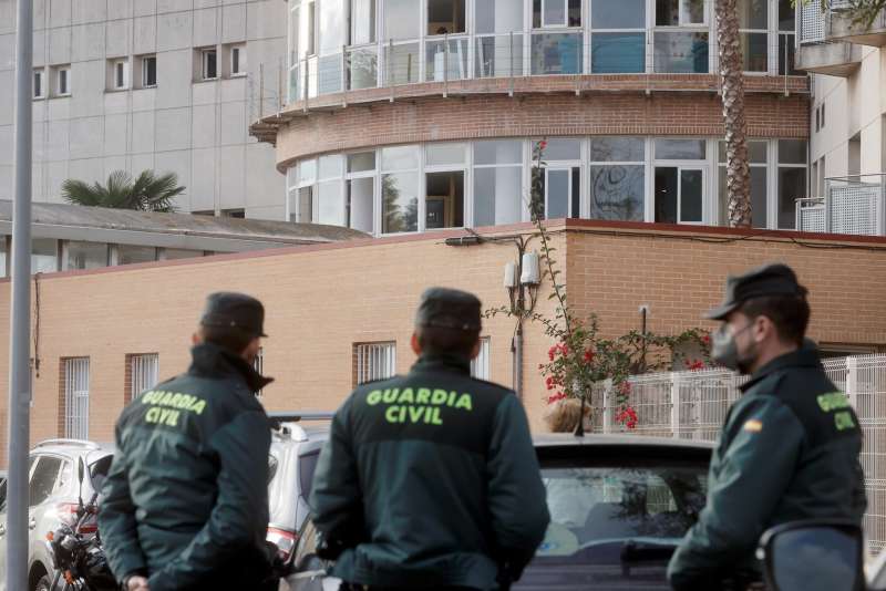 Agentes de la Guardia Civil, en las puertas de la residencia, el da del incendio. EFEKai Frsterling
