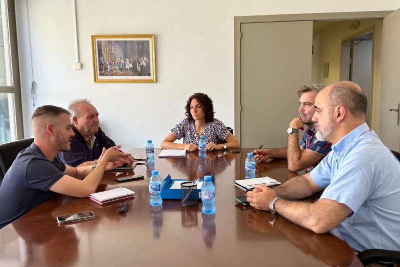 Lalcalde, Marc Oriola, i Vicent Porta, a la reuni amb la Demarcaci de Costes. EPDA