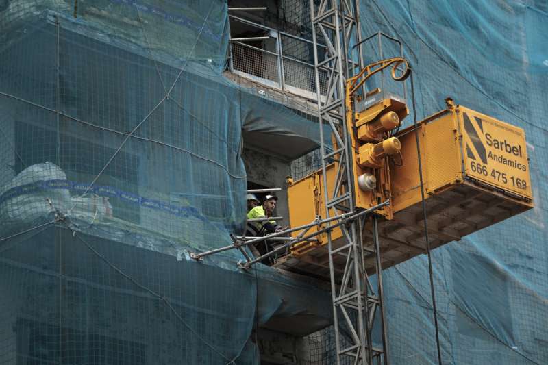 Operarios trabajando en la rehabilitación del edificio del barrio de Campanar de València devastado por un incendio el 22 de febrero de 2024 que dejó diez muertos. EFE/Biel Aliño
