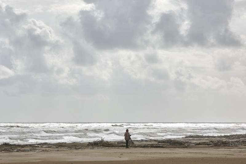 Una mujer camina por la playa en Cullera, en una imagen de archivo. EFENatxo Francs