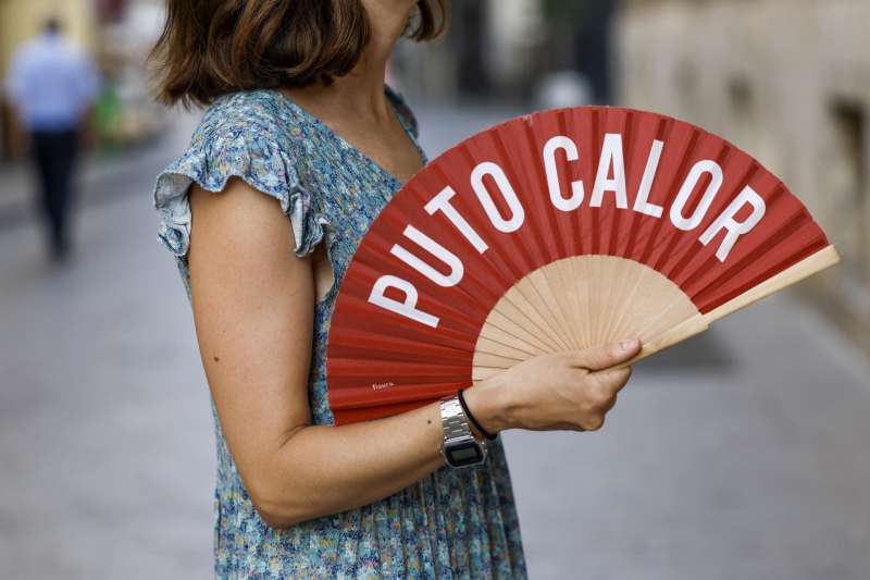 Imagen de archivo de una mujer combatiendo el calor con un abanico en la Comunitat Valenciana. EFEBiel Alio
