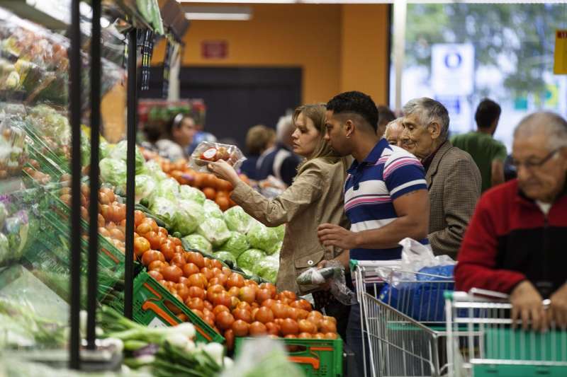 Clientes intentan llenar la cesta de la compra en un supermercado. Efeagro/David Aguilar

