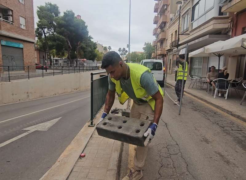 Los operarios construyen un muro. EPDA