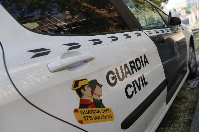 Un coche oficial con el logotipo de la conmemoracin del 175 aniversario de la Guardia Civil. EFEMariscal