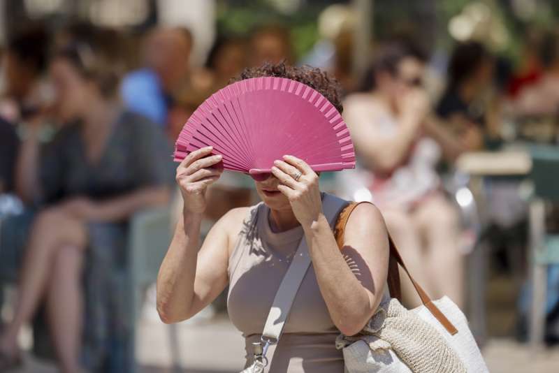 Imagen de archivo de una mujer que se protege con un abanico del sol y del calor en Valncia. EFEAna Escobar
