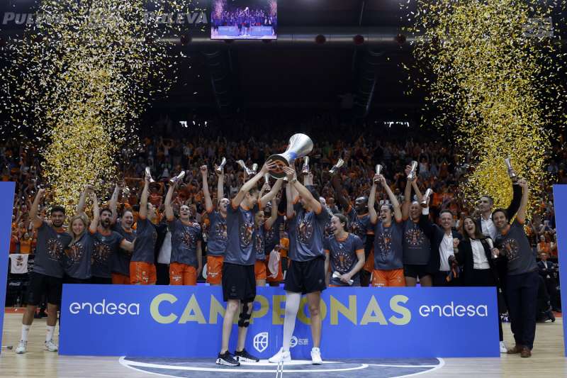Las jugadoras del Valencia Basket celebran la consecución del título de liga tras su victoria ante el Perfumerías Avenida, en la final de la Liga Femenina de baloncesto disputada este domingo en el pabellón de la Fuente de San Luis de Valencia. EFE/ Miguel Ángel Polo