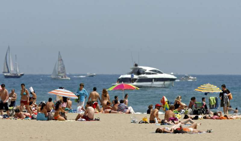 Miles de personas en las playas de Valncia en un da con sol  Foto: EFEManuel Bruque
