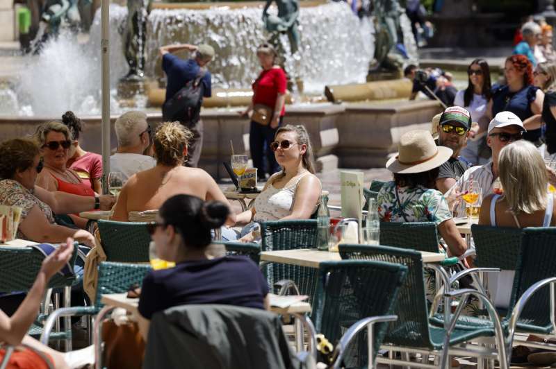 Numerosas personas disfrutan del buen tiempo en una terraza del centro de València. EFE/Ana Escobar/Archivo
